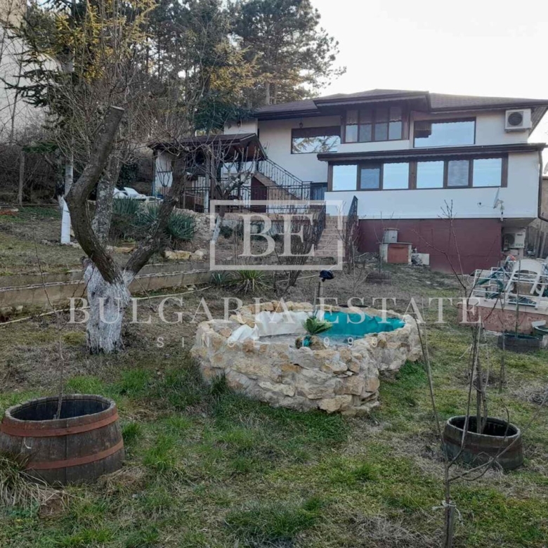 Дом с двором 600 кв.м и двумя жилыми уровнями в 300 м от главной дороги в Траката - 0