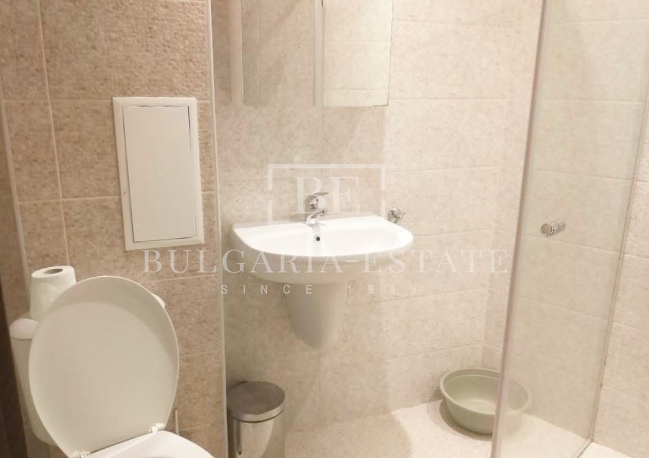 Тристаен апартамент до Starbucks - 0