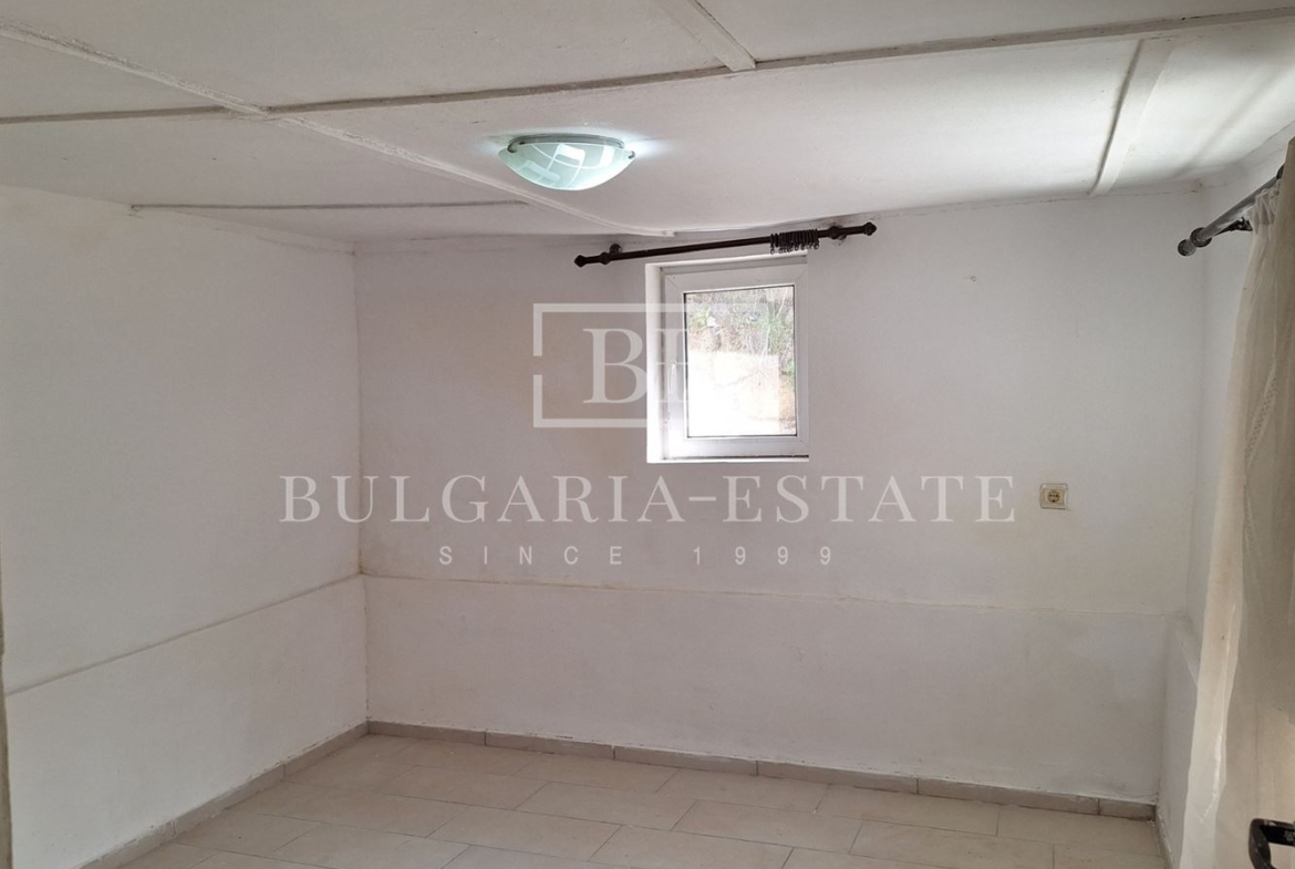 Отремонтированный дом с двором и флигелем в городе. 0