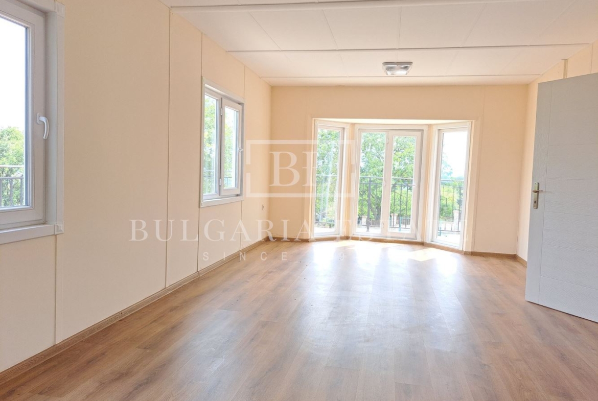 Просторна и модерна къща в село Чайка, община Провадия - 0