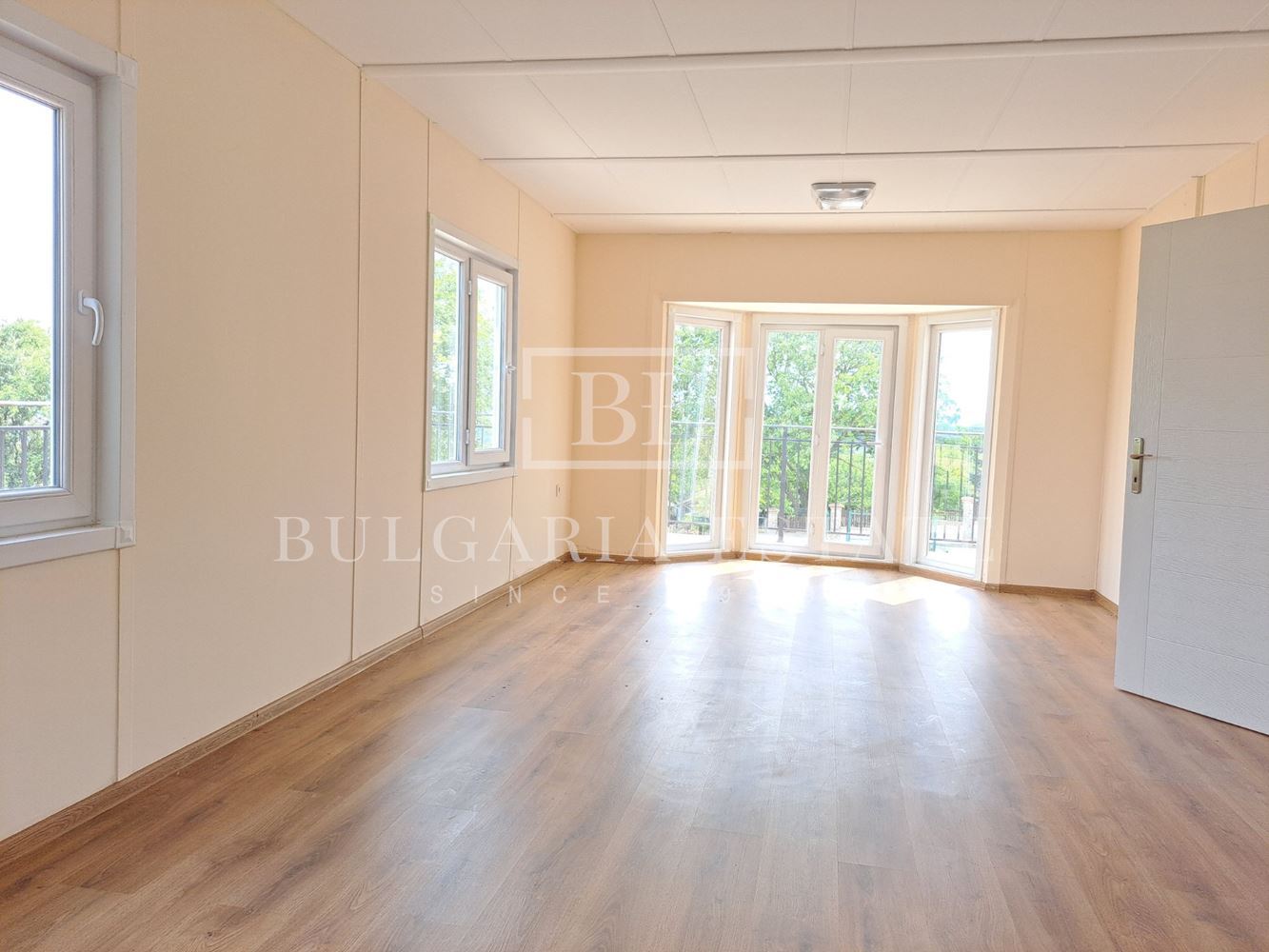 Просторна и модерна къща в село Чайка, община Провадия-0 Просторна и модерна къща в село Чайка, община Провадия - 0