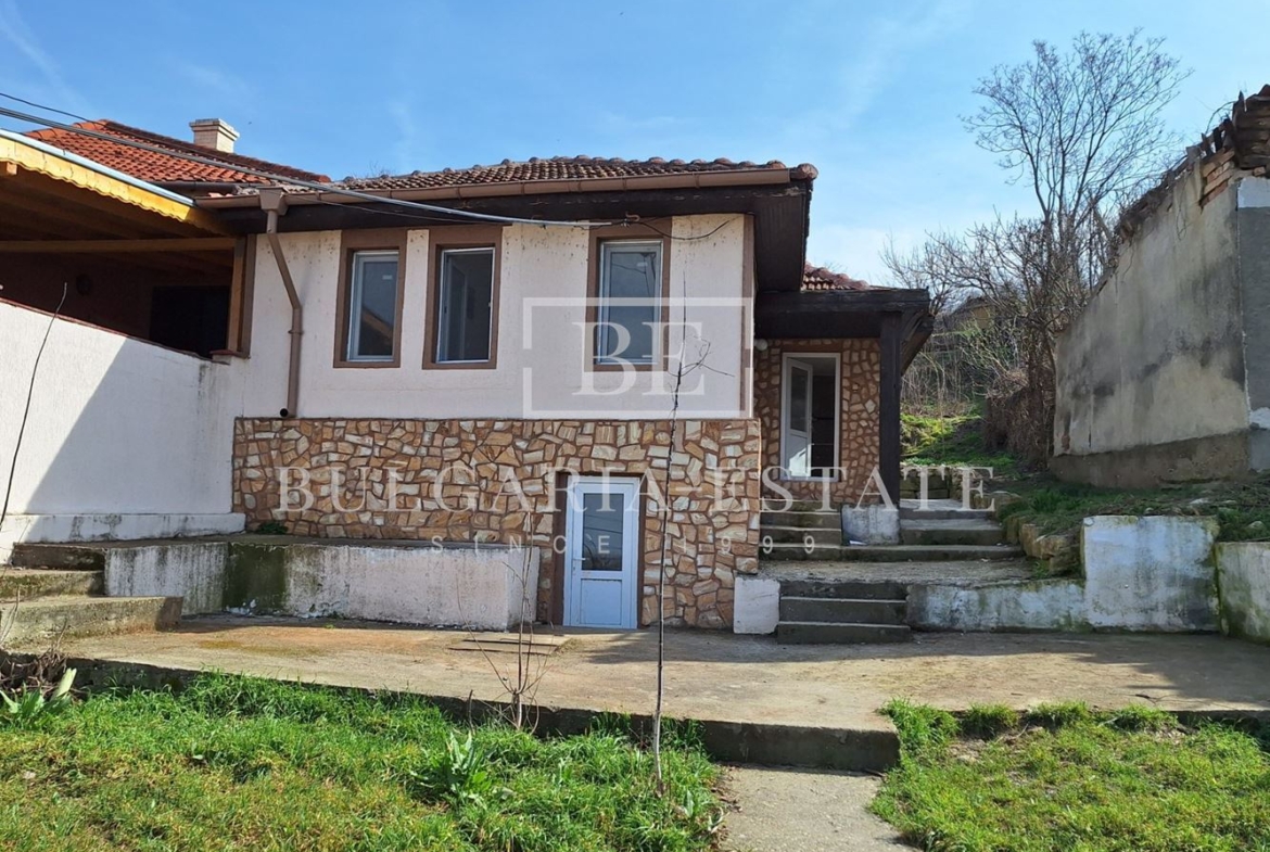 Отремонтированный дом с двором и флигелем в городе. 0