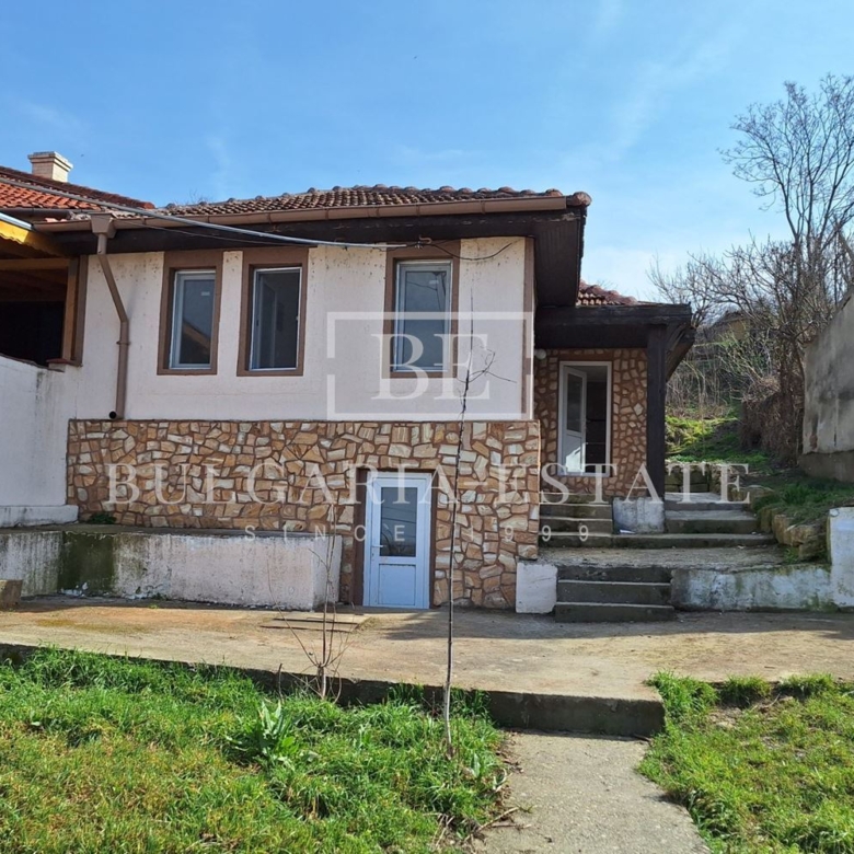 Реновирана къща с двор и помощна постройка в гр. Тутракан – отлична локация! - 0