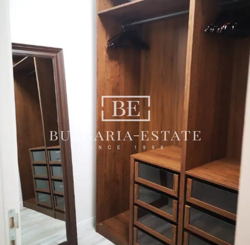 Тристаен на брега на морето - Ален мак - 0