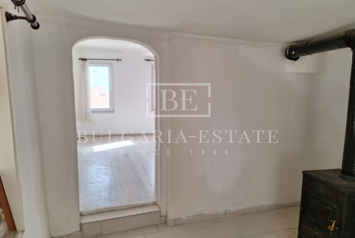 Отремонтированный дом с двором и флигелем в городе. 0