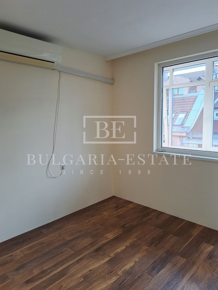 Просторен и стилен тристаен апартамент до Спортна зала - 0