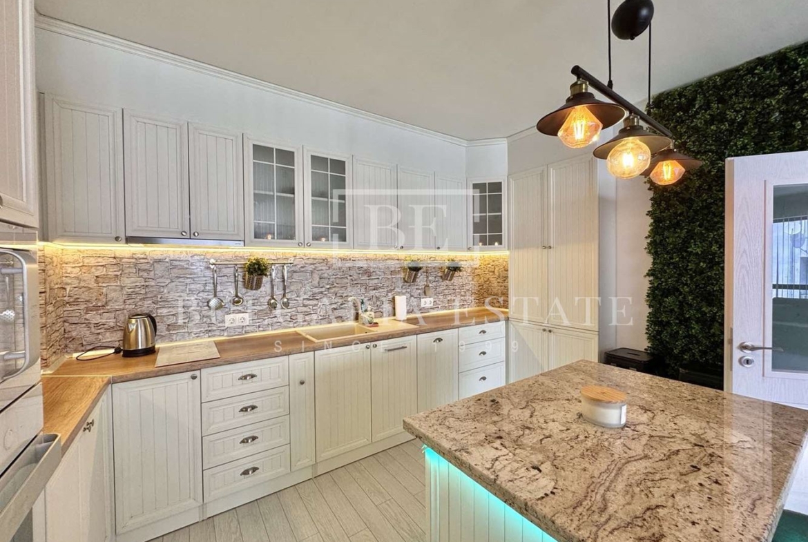 Роскошная трехкомнатная квартира в самом центре Варны - 0