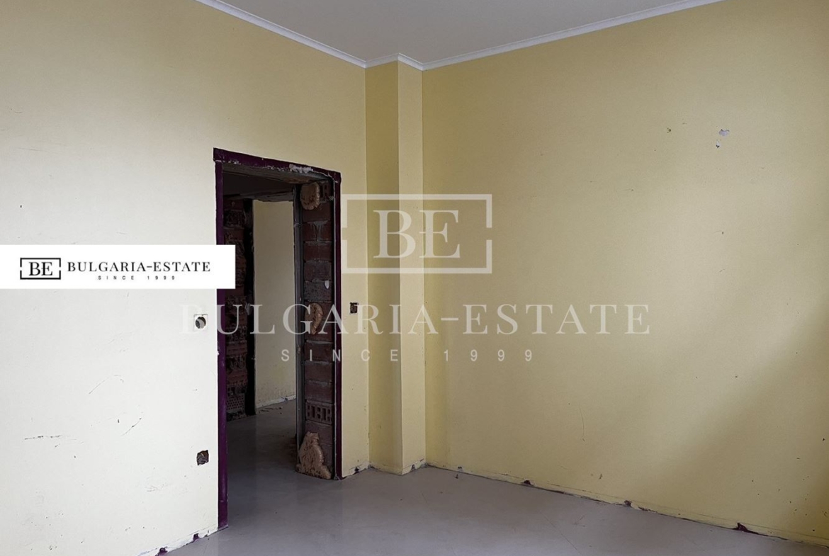 Продава се самостоятелна триетажна къща - 0