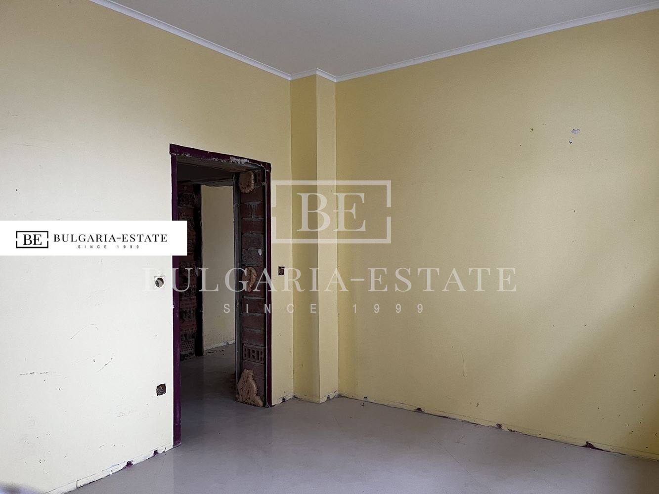 Продава се самостоятелна триетажна къща - 0