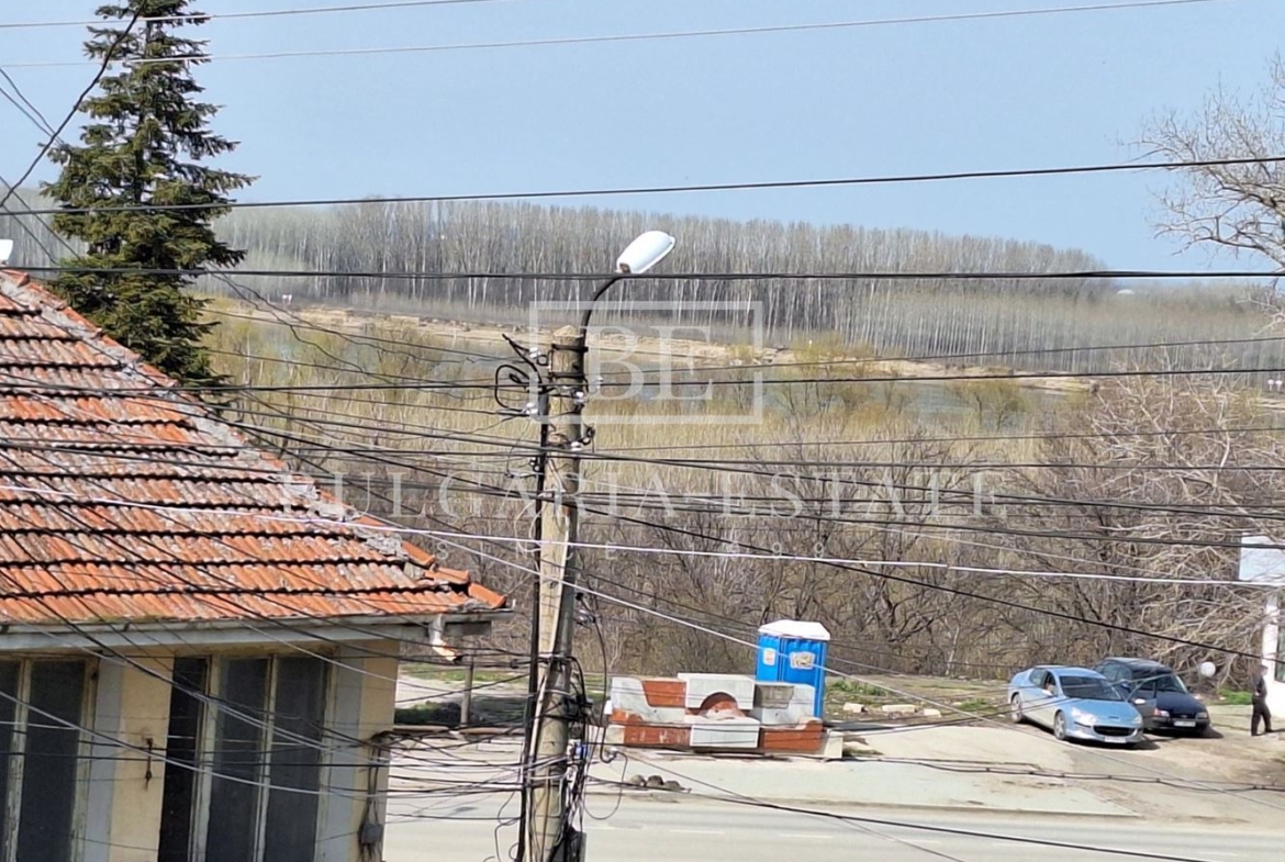 Отремонтированный дом с двором и флигелем в городе. 0