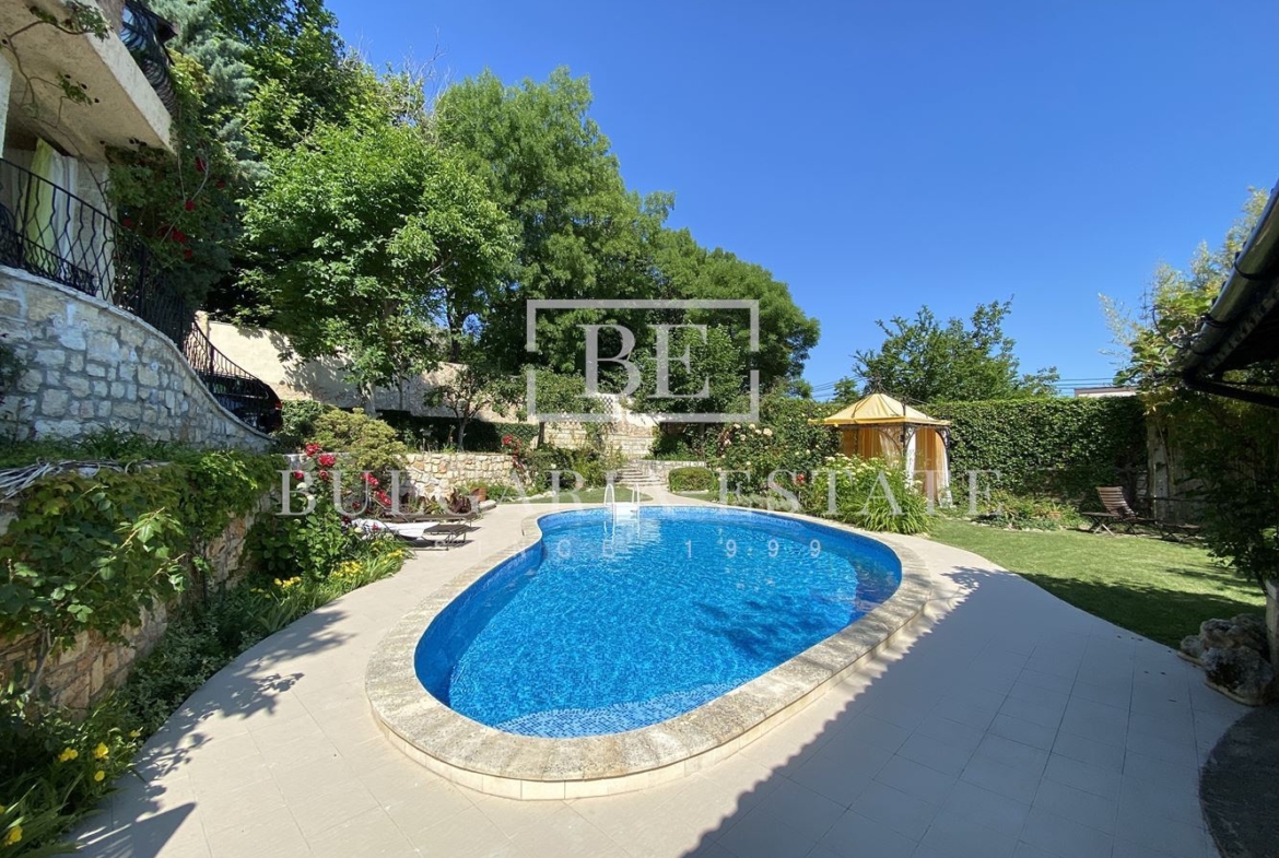 Элитный дом с бассейном, сауной, рядом с пляжем Кабакум, город. 515 кв. м. Площадь этажа, 4 спальни - 0