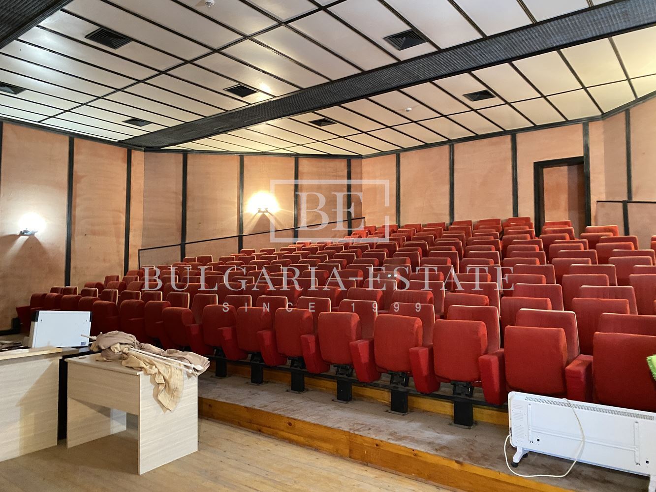 Leerstehende Bürofläche in einem Bürogebäude inklusive aller monatlichen Kosten, FERNSEHEN, INTERNET, CAFE UND WASSER, TOP-LAGE - 0