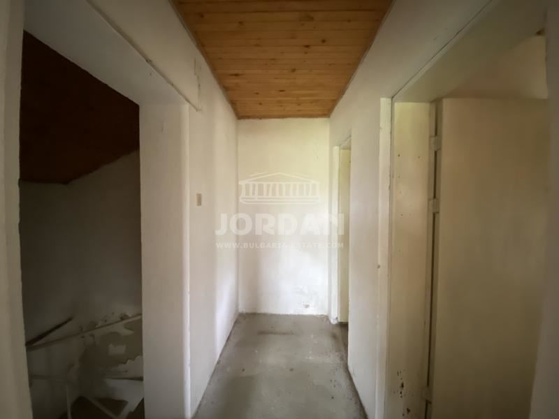 Къща в Зеленика, 693 кв парцел, 50 кв. къща озаконена - 0