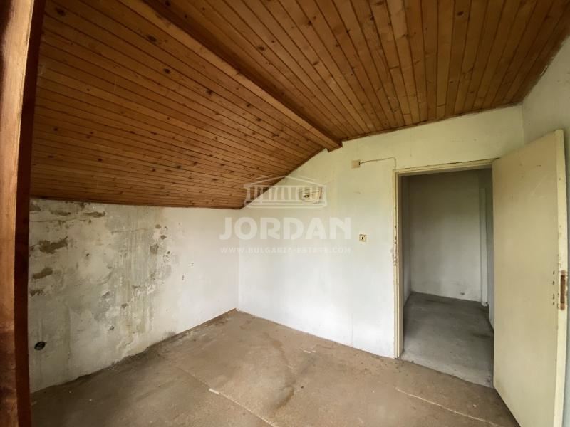 Къща в Зеленика, 693 кв парцел, 50 кв. къща озаконена - 0