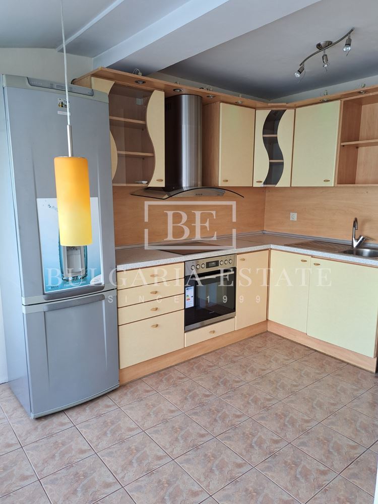 Просторен и стилен тристаен апартамент до Спортна зала - 0