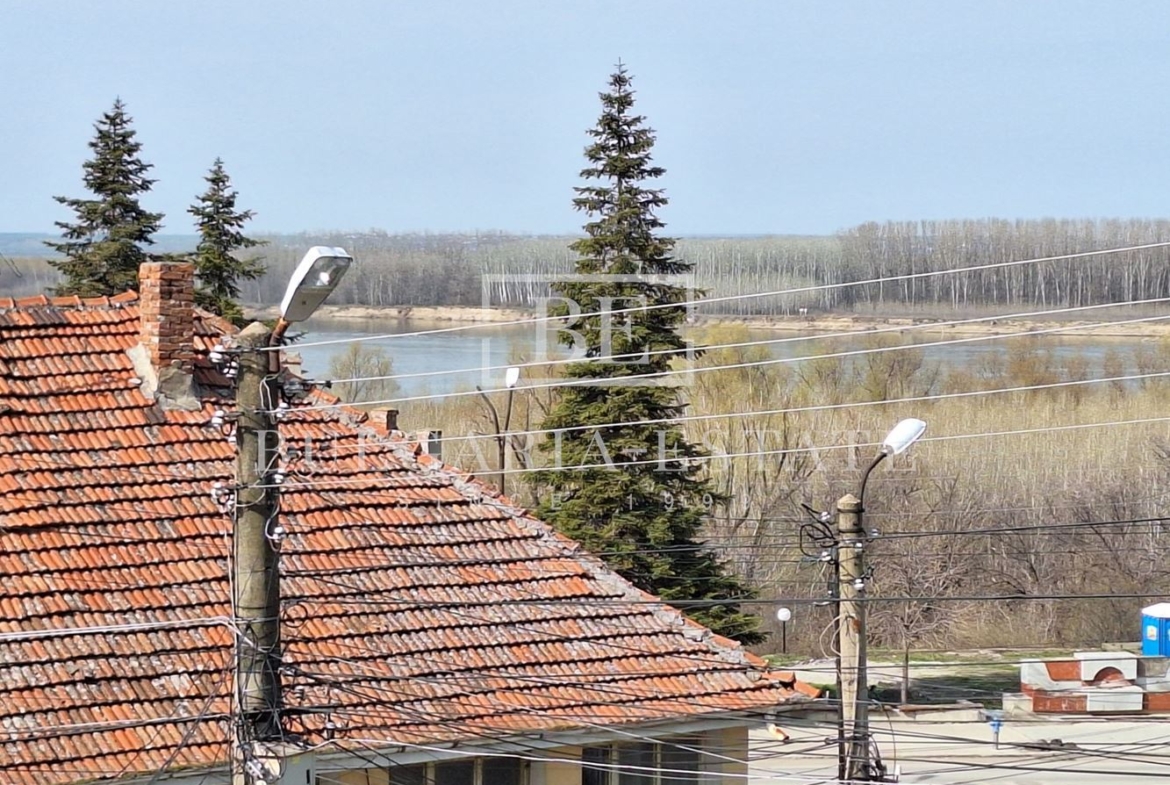 Отремонтированный дом с двором и флигелем в городе. 0