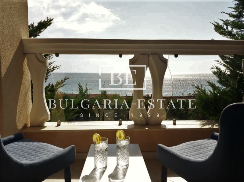 Тристаен на брега на морето - Ален мак - 0