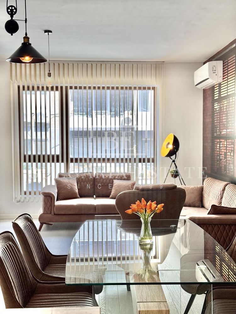 Роскошная трехкомнатная квартира в самом центре Варны - 0