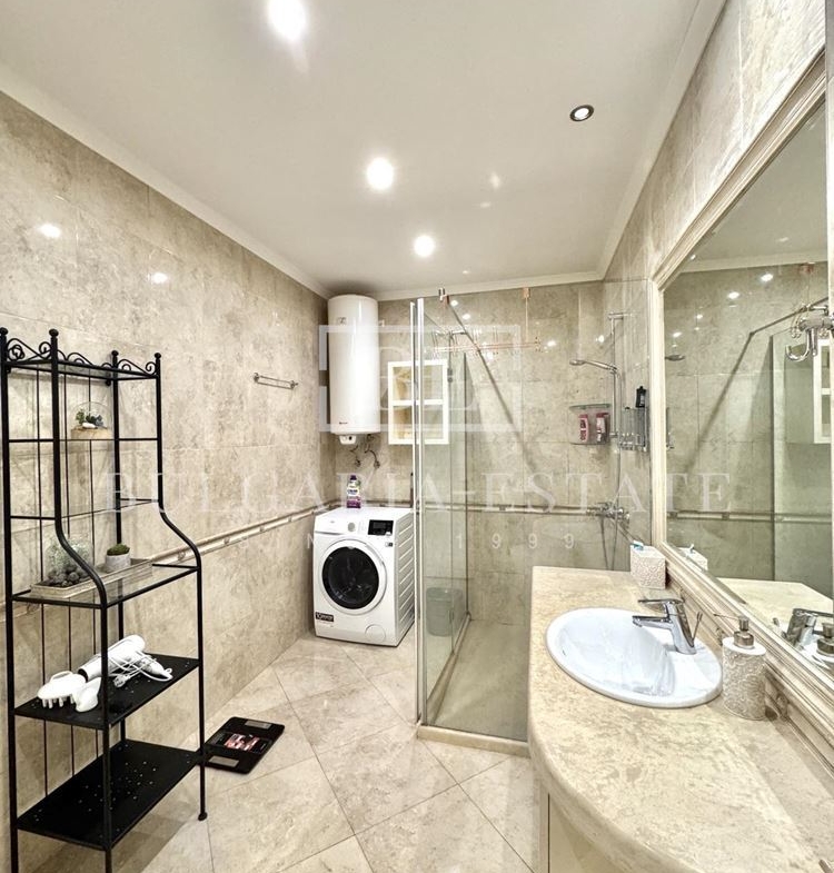 Роскошная трехкомнатная квартира в самом центре Варны - 0