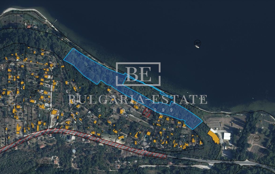 Продается земельный участок площадью 18 512 кв.м. со статусом лесной собственности - рядом с главной дорогой и озером - 0
