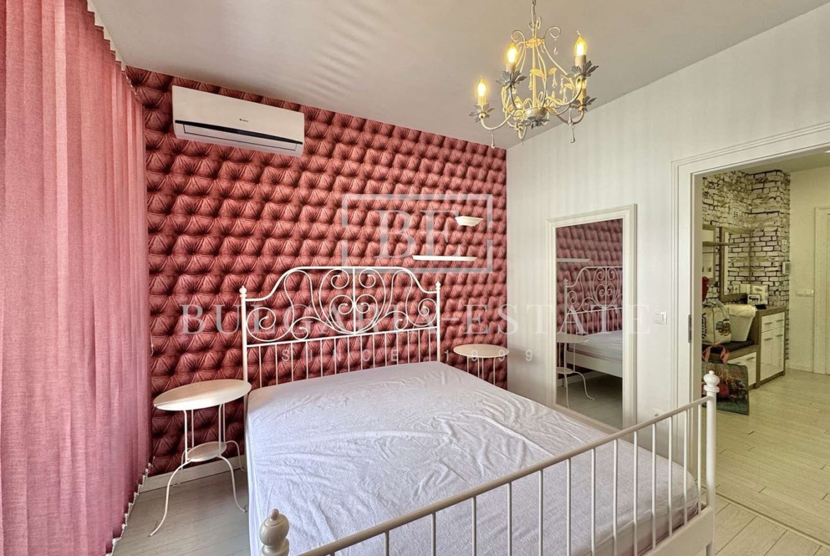 Роскошная трехкомнатная квартира в самом центре Варны - 0