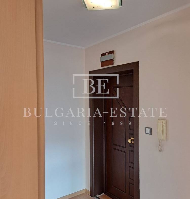 Просторен и стилен тристаен апартамент до Спортна зала - 0