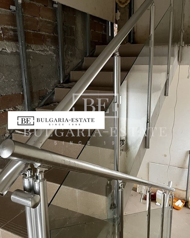 Продава се самостоятелна триетажна къща - 0