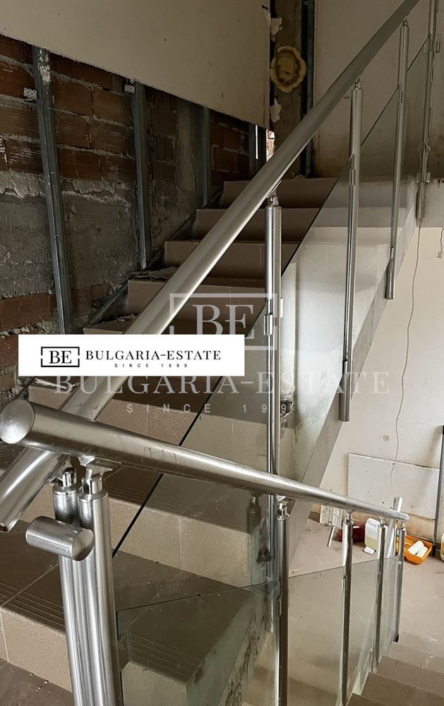 Продава се самостоятелна триетажна къща - 0