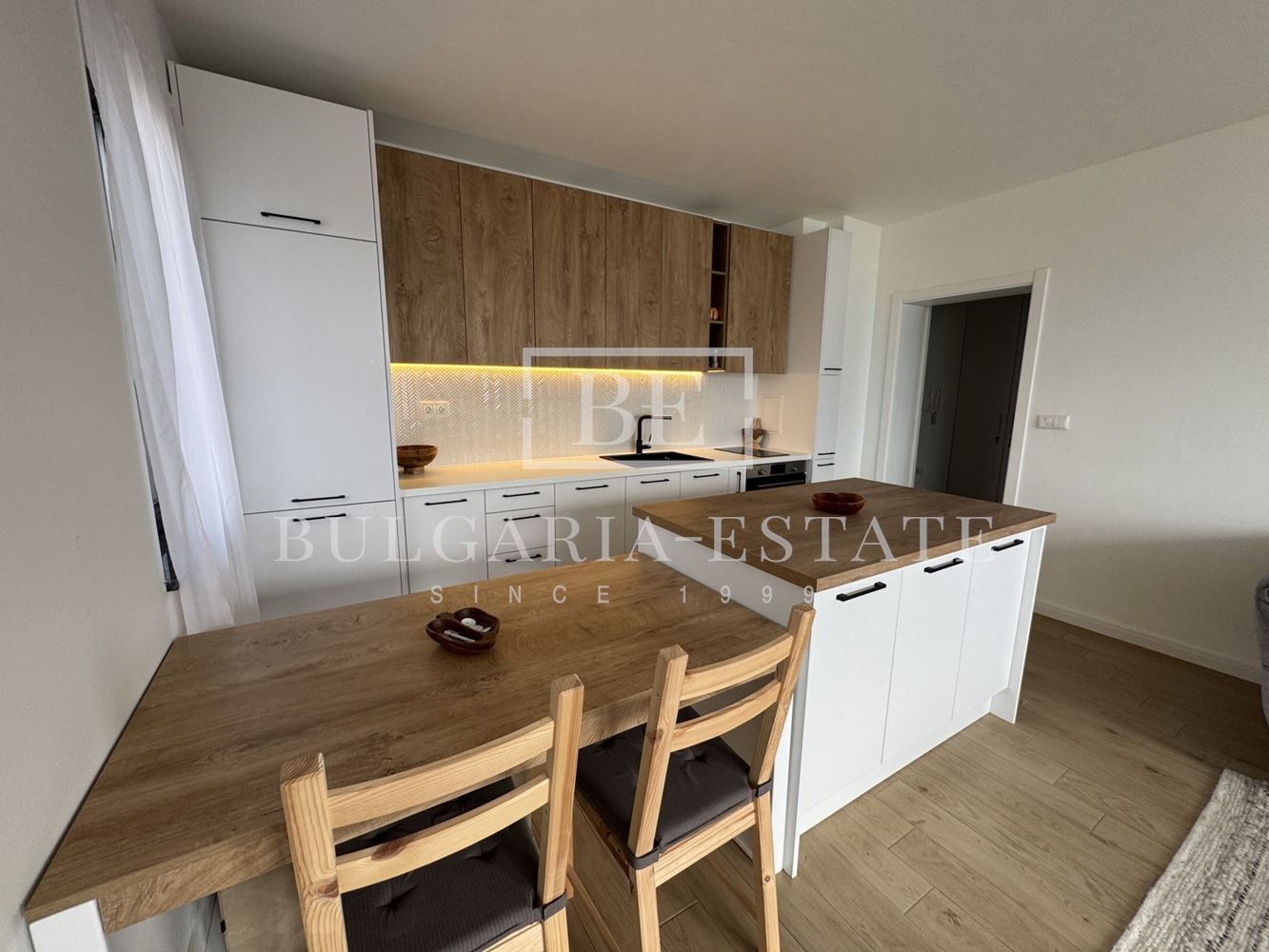 Обзаведен тристаен (98 кв.м.) в бутикова сграда с АКТ 16, м-т Св. Никола, готов за нанасяне-0 Обзаведен тристаен (98 кв.м.) в бутикова сграда с АКТ 16, м-т Св. Никола, готов за нанасяне - 0