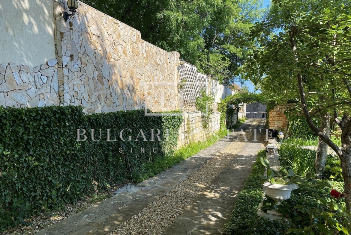 Элитный дом с бассейном, сауной, рядом с пляжем Кабакум, город. 515 кв. м. Площадь этажа, 4 спальни - 0