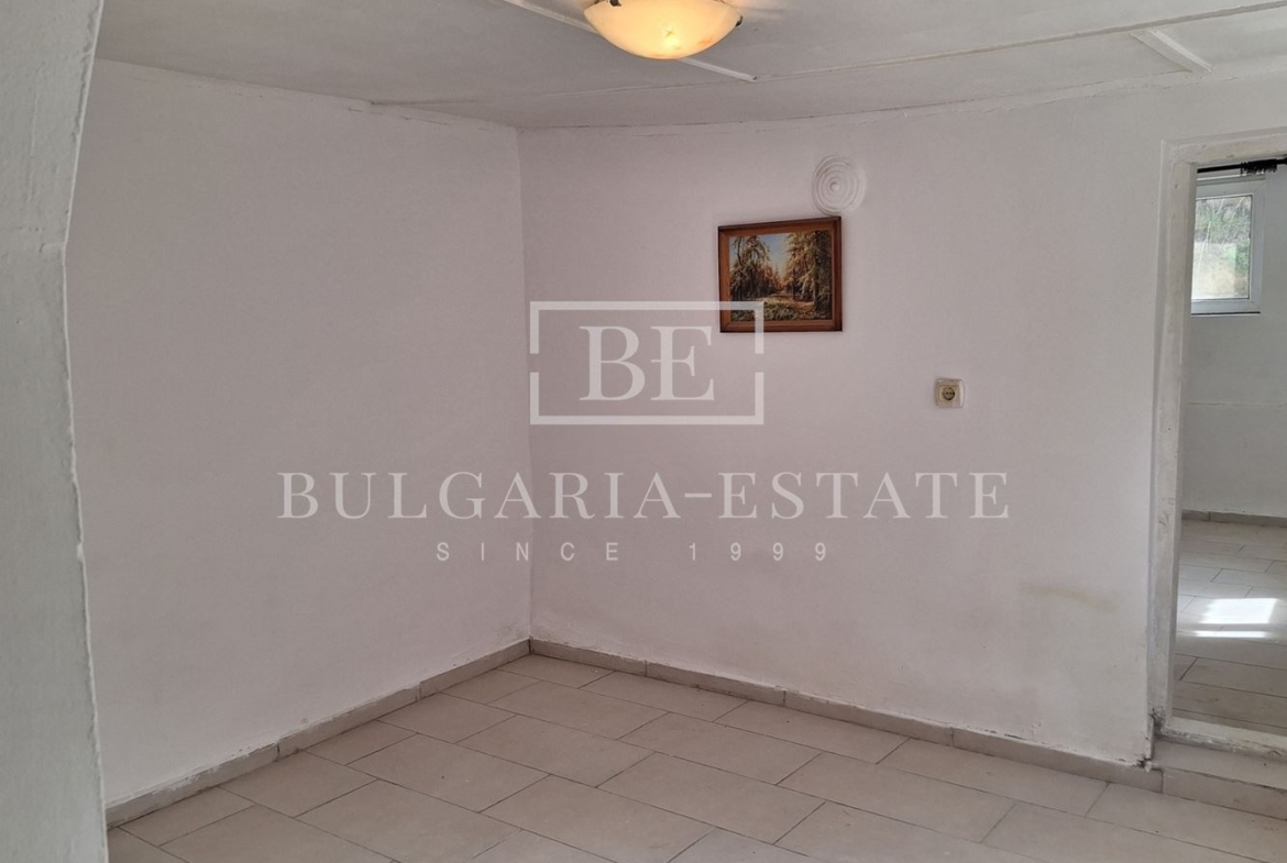 Отремонтированный дом с двором и флигелем в городе. 0