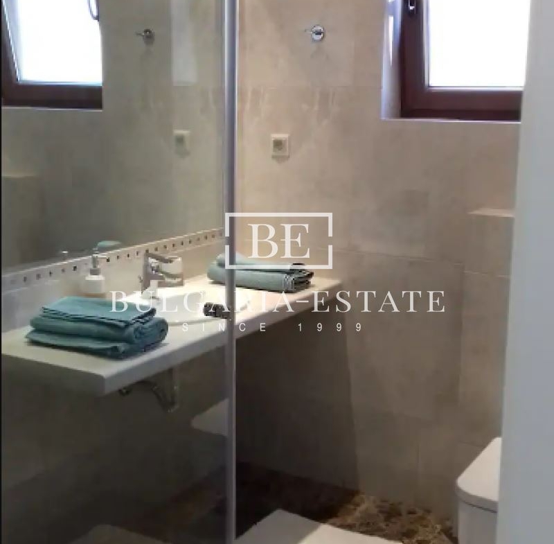 Тристаен на брега на морето - Ален мак - 0