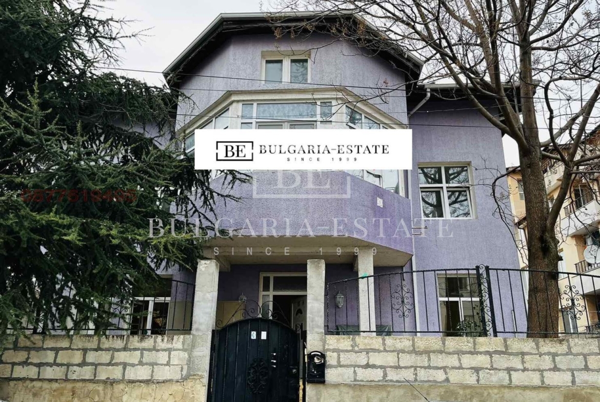 Продава се самостоятелна триетажна къща - 0