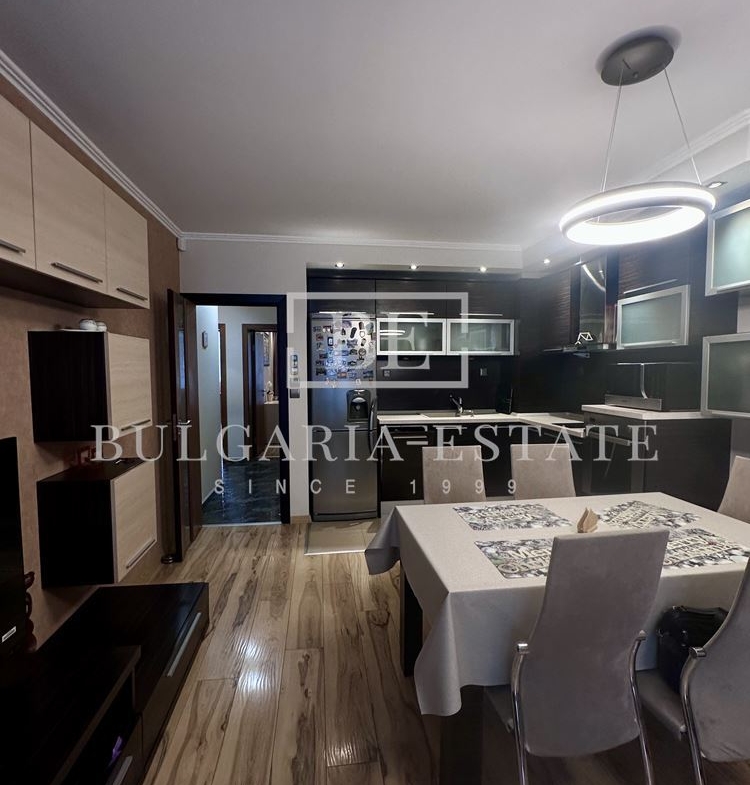 Просторен тристаен апартамент в нова сграда – стил, уют и пълно оборудване в комуникативен район - 0