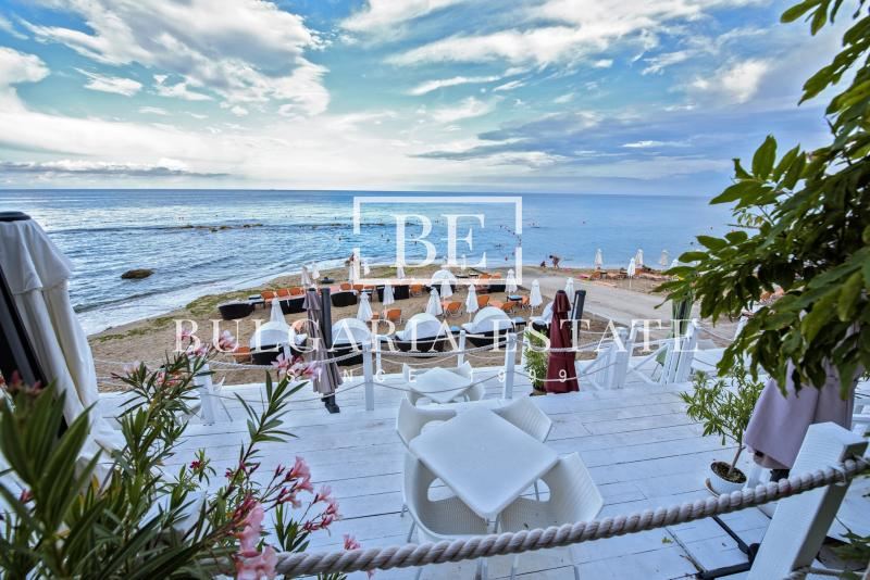 Тристаен на брега на морето - Ален мак - 0