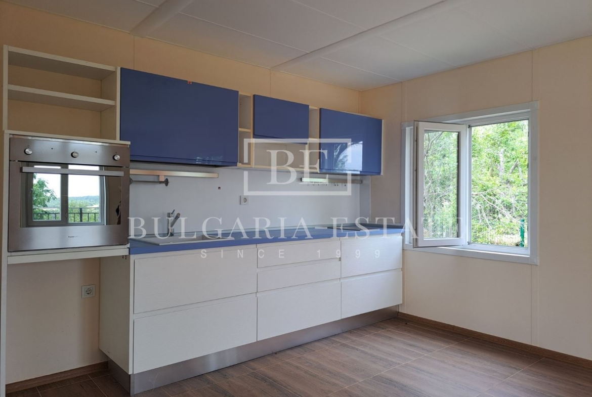 Просторна и модерна къща в село Чайка, община Провадия - 0