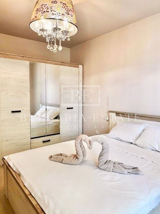 Тристаен апартамент до Starbucks - 0