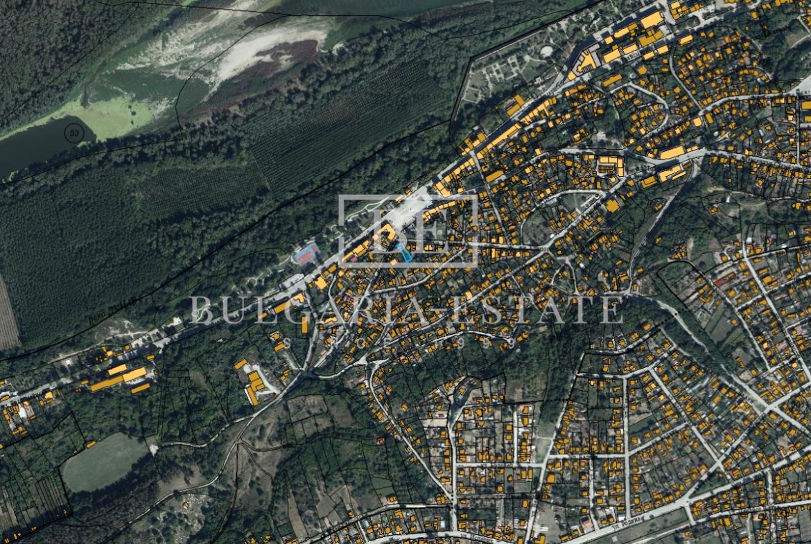 Отремонтированный дом с двором и флигелем в городе. 0