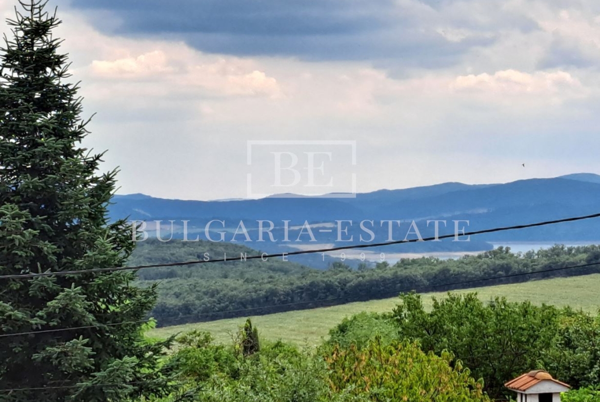 Просторна и модерна къща в село Чайка, община Провадия - 0