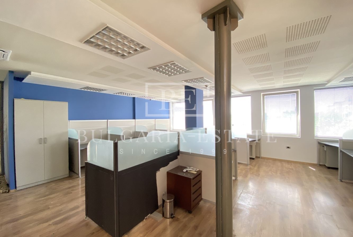 Leerstehende Bürofläche in einem Bürogebäude inklusive aller monatlichen Kosten, FERNSEHEN, INTERNET, CAFE UND WASSER, TOP-LAGE - 0