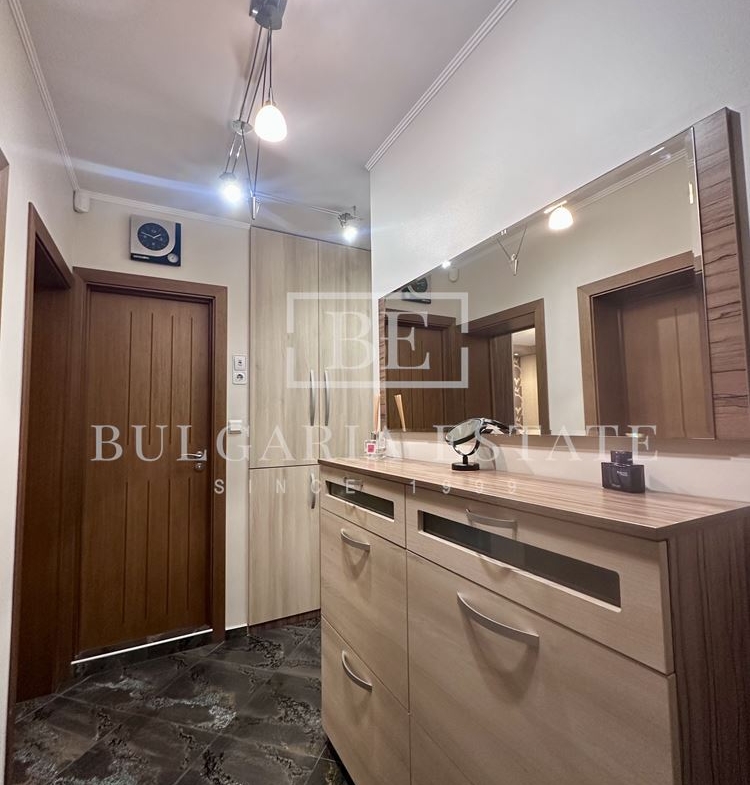 Просторен тристаен апартамент в нова сграда – стил, уют и пълно оборудване в комуникативен район - 0