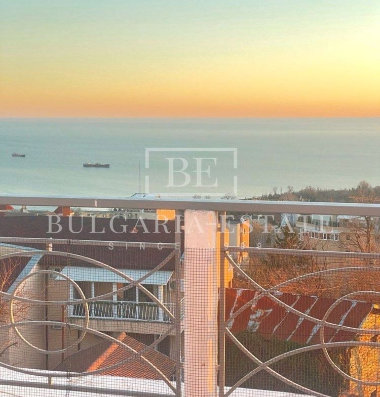 Къща в кв. Бриз, 240 кв.м. РЗП, гледка море - 0