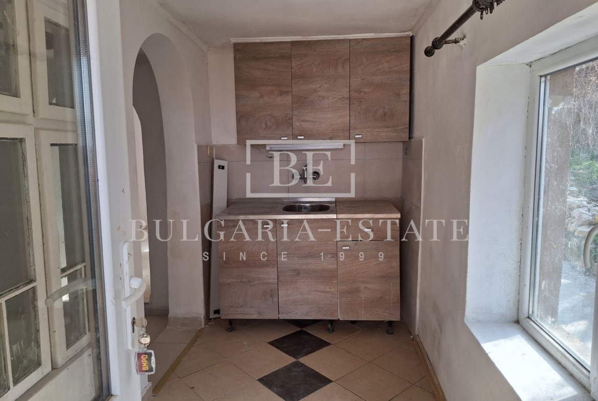 Отремонтированный дом с двором и флигелем в городе. 0