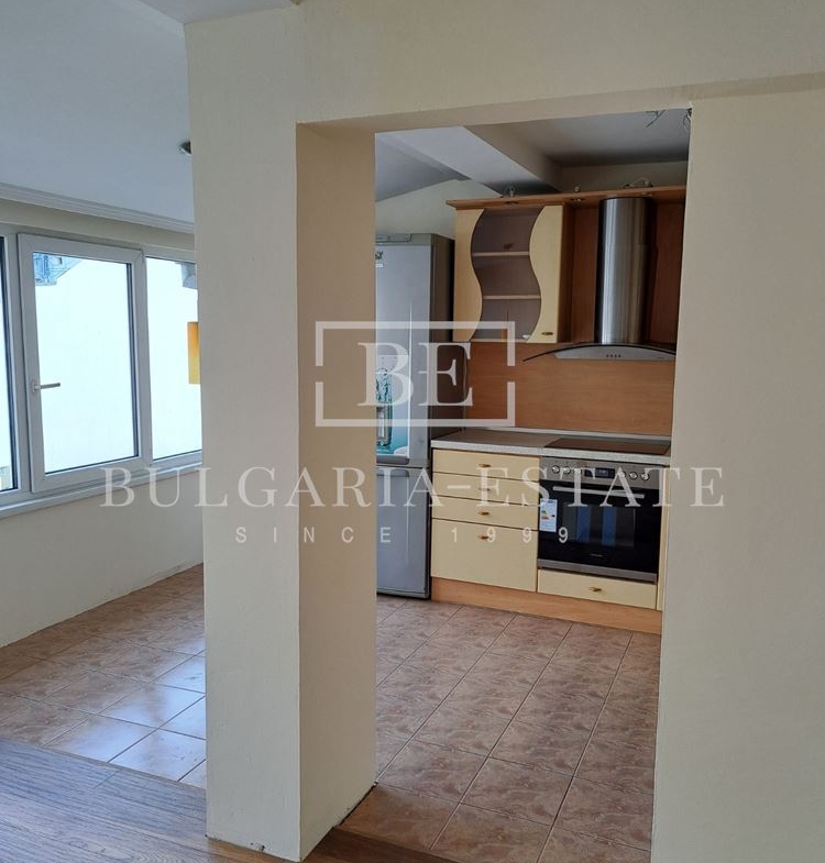 Просторен и стилен тристаен апартамент до Спортна зала - 0