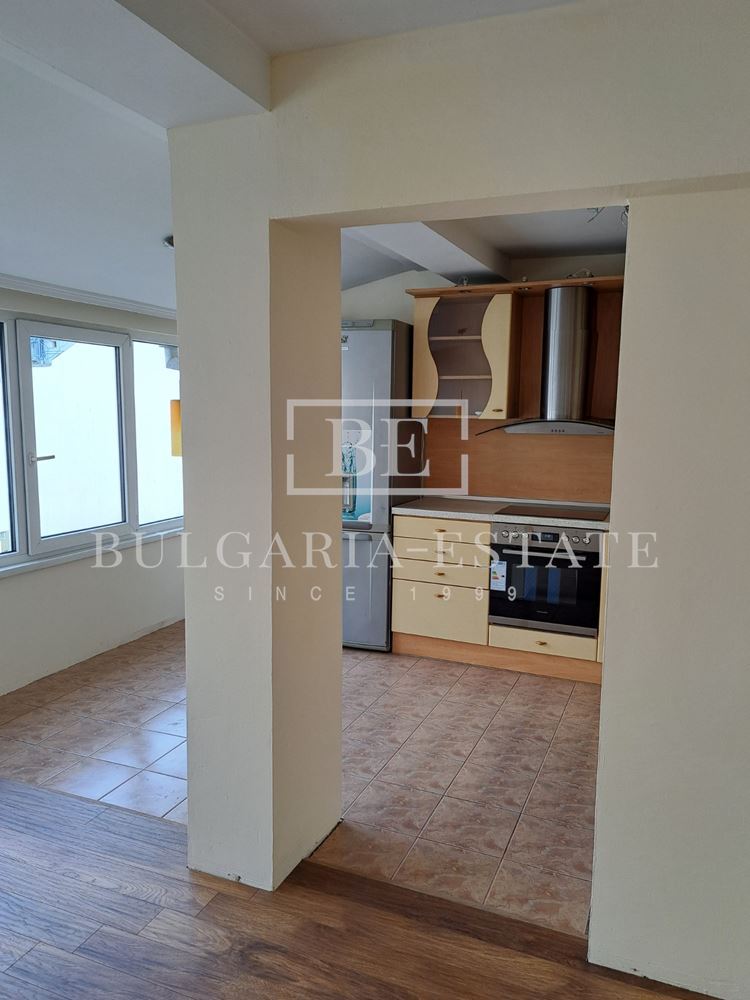 Просторен и стилен тристаен апартамент до Спортна зала - 0