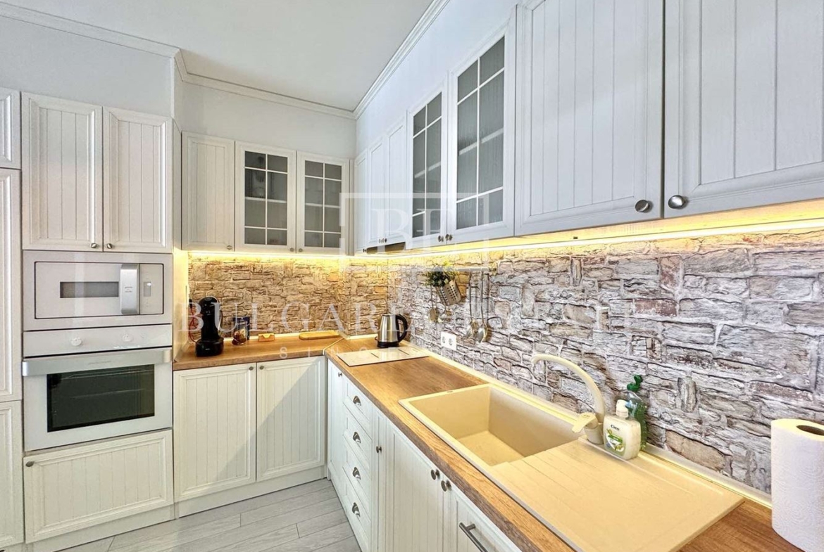 Роскошная трехкомнатная квартира в самом центре Варны - 0