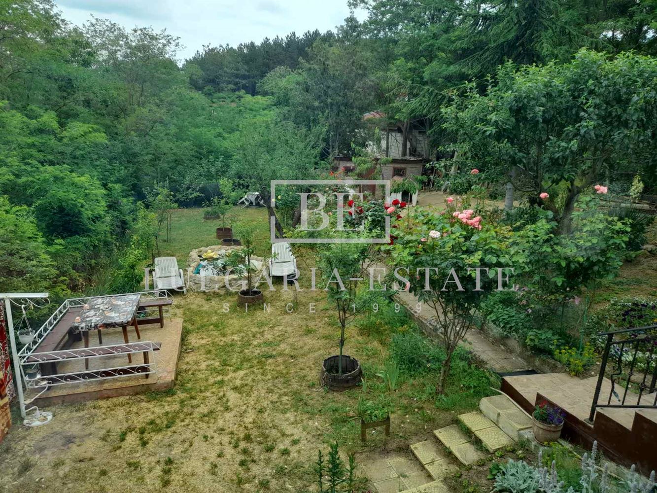 Къща с двор 600 кв.м и две жилищни нива на 300 м от главен път в м-т Траката-0 Haus mit einem Hof von 600 qm und zwei Wohnebenen 300 m von der Hauptstraße in Trakata - 0