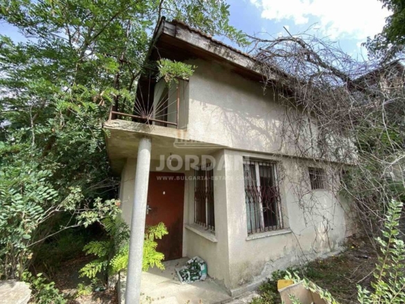 Къща в Зеленика, 693 кв парцел, 50 кв. къща озаконена - 0