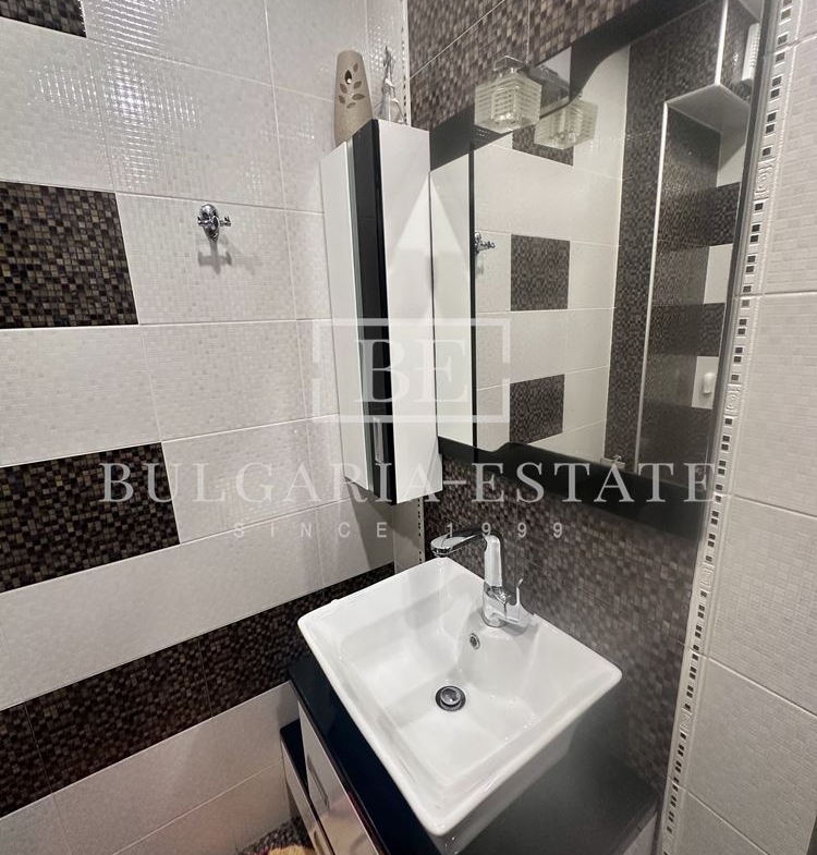 Просторен тристаен апартамент в нова сграда – стил, уют и пълно оборудване в комуникативен район - 0