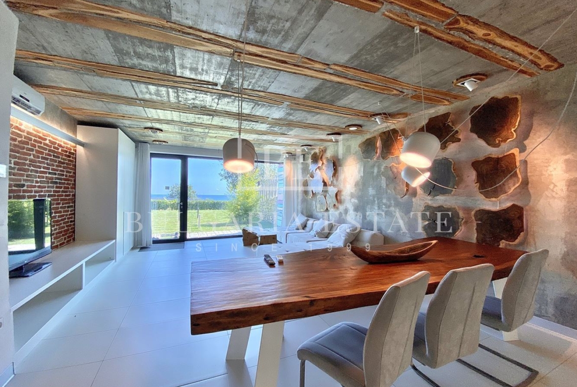 Уникальная трехкомнатная квартира "PURITY" с двориком, вид на море, ул. Николая, г. Варна - 0